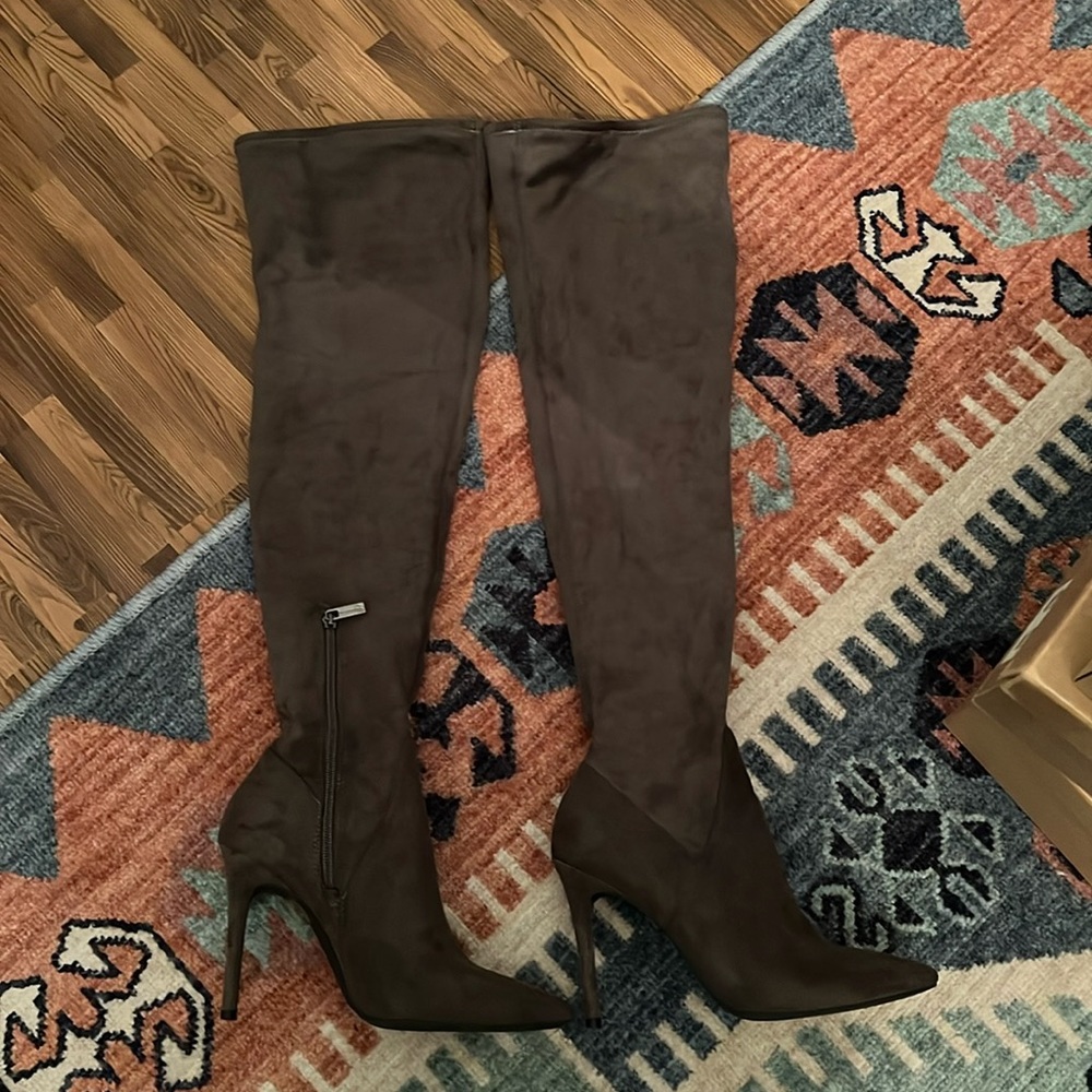 Beautiful Jessica Simpson suede boots